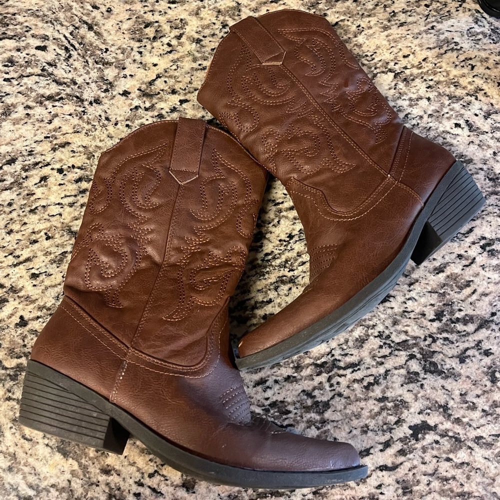 Brown cowgirl boots